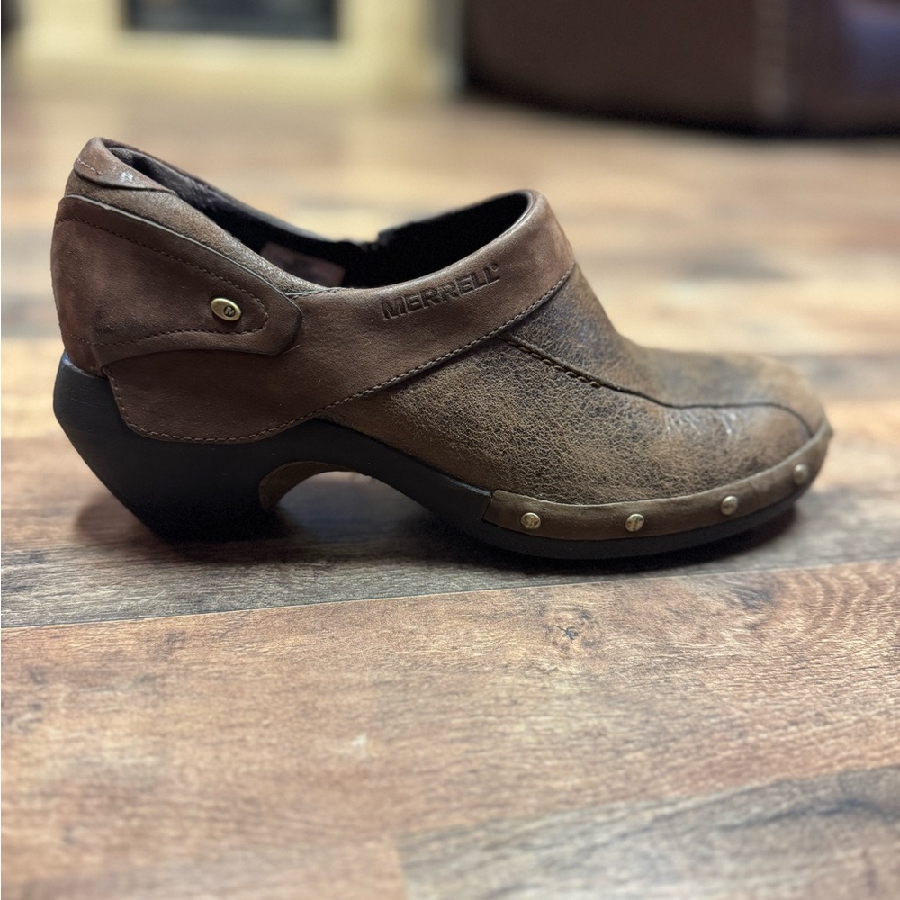 Merrell Women's Tan and Black Clogs